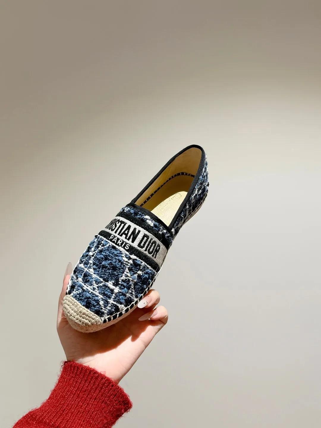 👟👟Ex-factory price 460👟👟 Dior DIOR's new popular early spring fisherman shoes 🆕 Simple, elegant and fashionable, timeless and timeless, it is a classic that will never fade away in the fashion circle, retro fisherman shoes. Original hand-woven surface, electric embroidery technology! Specific cloth surface and rubber outsole. Code number: 35-39 (40.41 customized, non-refundable)